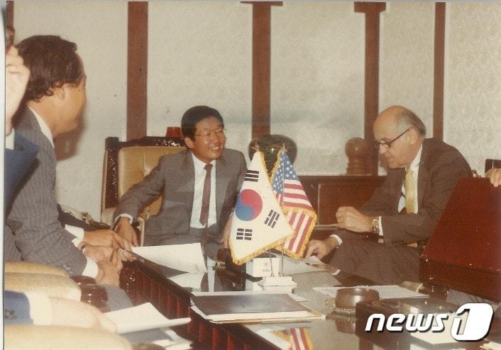본문 이미지 - 1979년 11월 이종호 사장은 미국 머크(MERCK)사와 기술제휴를 맺으며 세계적으로 우수한 의약품을 도입하는 계기를 마련했다.(사진 제공 : JW그룹)