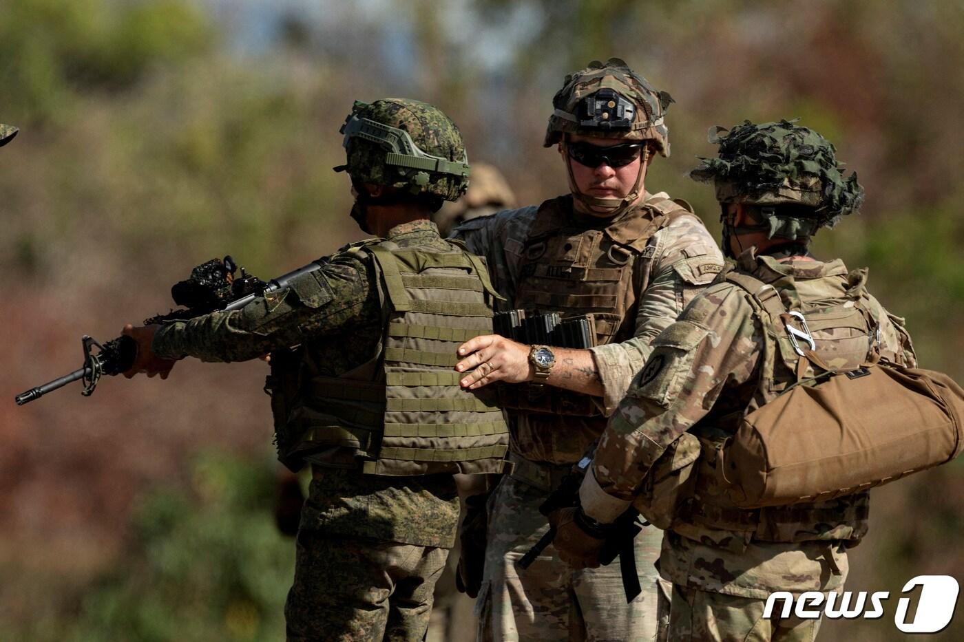 지난 3월31일(현지시간) 필리핀군과 미군이 연례 합동 훈련인 살락닙(Salaknib)에서 서로 장비를 점검 중이다. ⓒ 로이터=뉴스1 ⓒ News1 박재하 기자