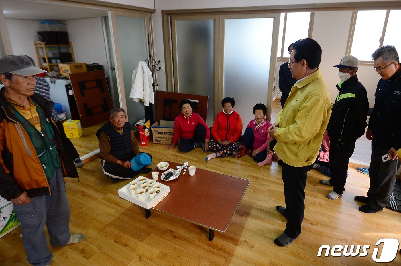본문 이미지 - 김영록 전남도지사가 4일 오전 전남 함평군 백운2리 경로당을 찾아 대피 주민들을 위로하고 있다. 해당 경로당은 전날 발생한 함평 산불로 인근 삼덕 1·2구 주민들이 대피한 곳이다. 2023.4.4/뉴스1