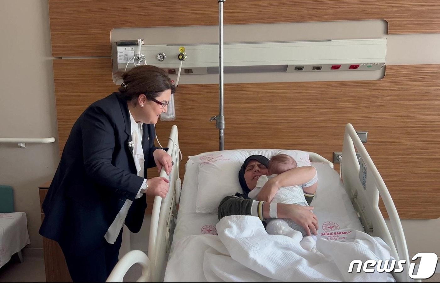 본문 이미지 - 지난달 31일(현지시간) 튀르키예 대지진에서 구조된 아기가 약 2달 만에 아다나의 한 병원에서 어머니의 품으로 돌아가는 극적인 일이 발생했다. ⓒ 로이터=뉴스1 ⓒ News1 이유진 기자