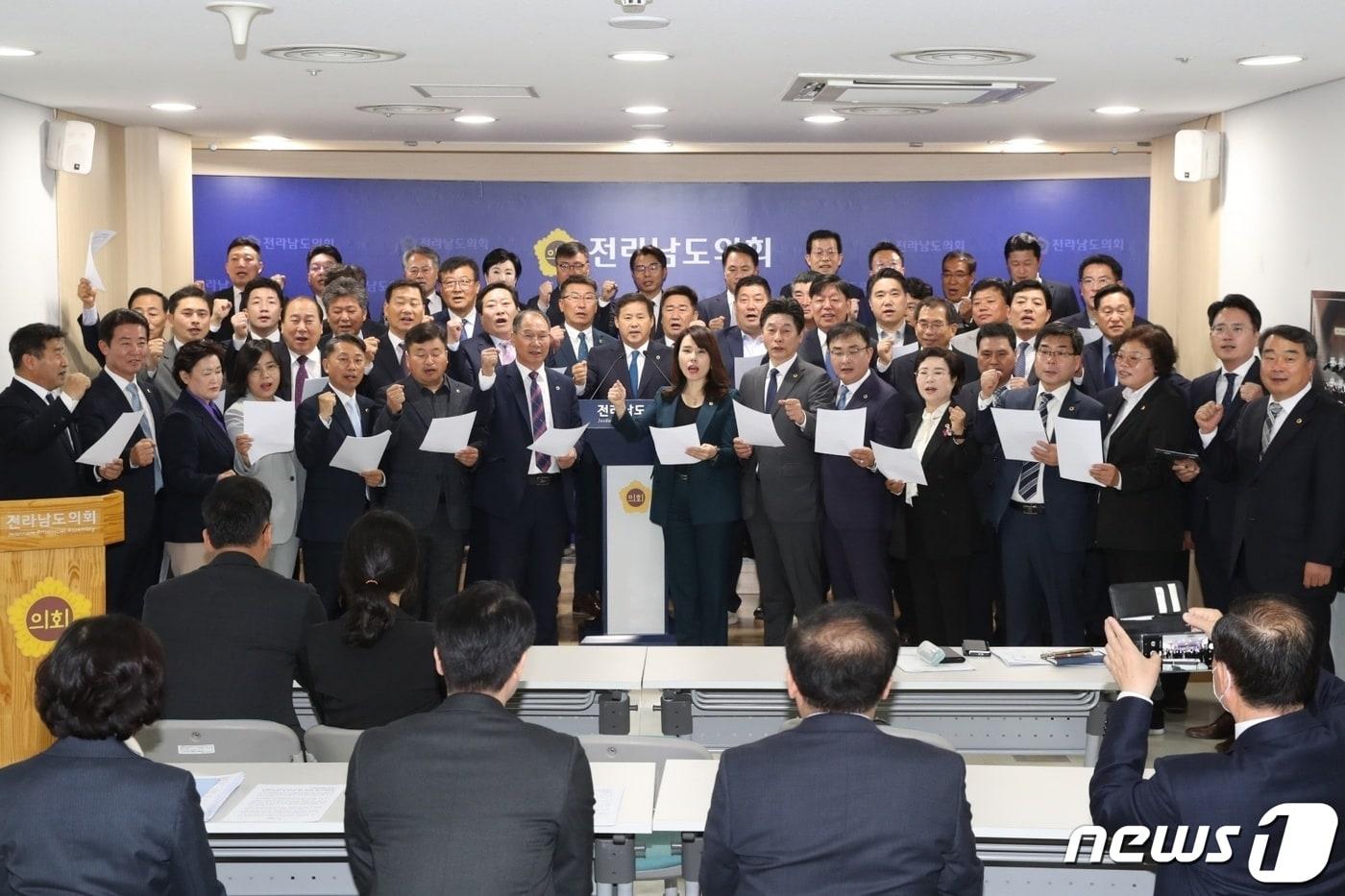 본문 이미지 - 전남도의회 의원들이 강기정 광주시장의 '함평군, 광주 편입 가능' 발언에 대한 사과를 촉구하는 결의문을 낭독하고 있다.(전남도의회 제공)/뉴스1 