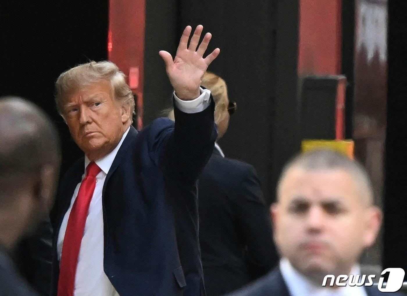 본문 이미지 - 도널드 트럼프 전 미국 대통령이 3일 (현지시간) 법원 출석을 하루 앞두고 뉴욕의 트럼프 타워에 도착을 하고 있다. ⓒ AFP=뉴스1 ⓒ News1 우동명 기자