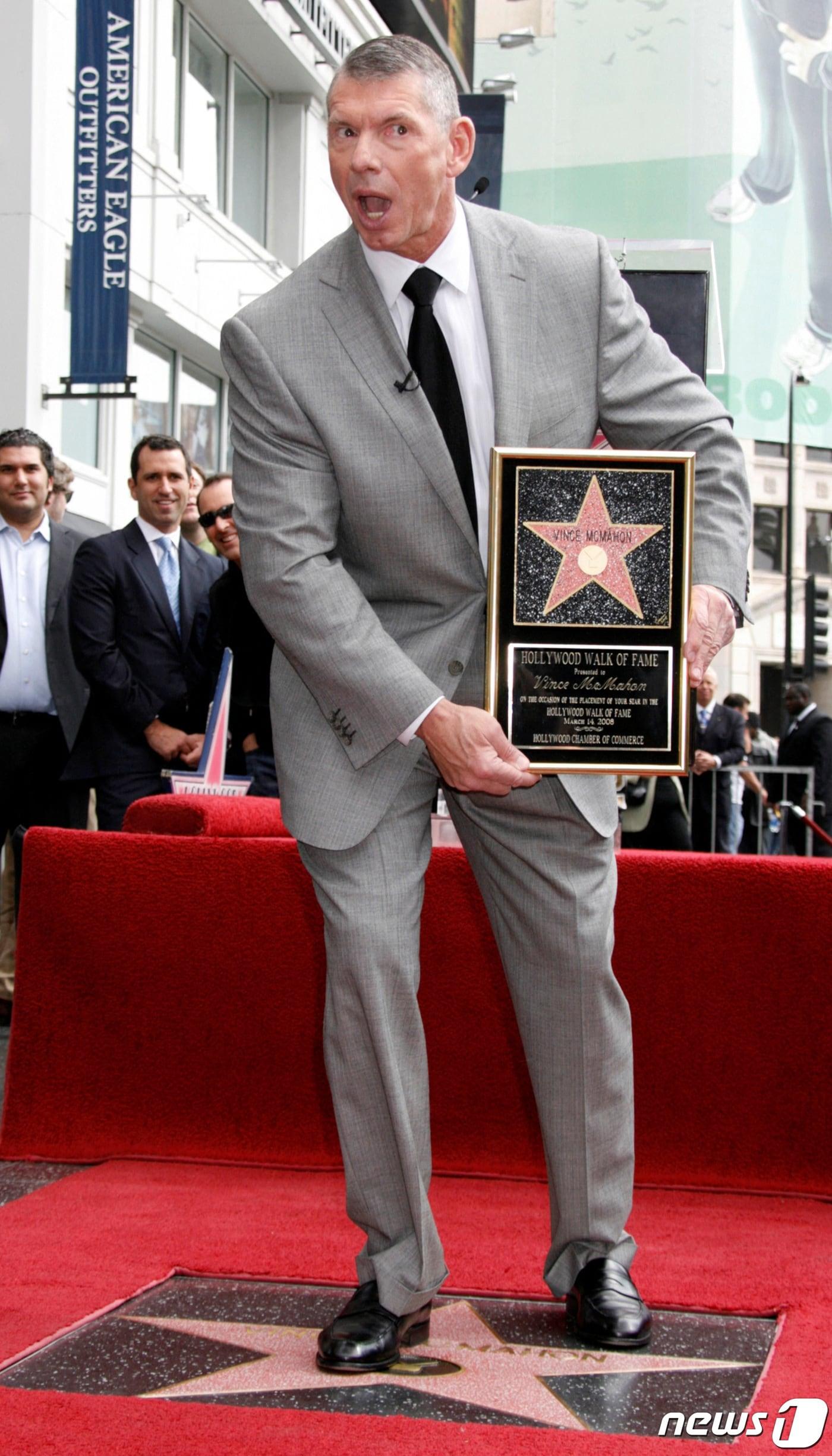 본문 이미지 - 2008년 5월14일 빈스 맥마흔 WWE 회장이 미국 로스앤젤레스 할리우드 명예의 거리에서 포즈를 취하고 있다. ⓒ 로이터=뉴스1 ⓒ News1 박재하 기자