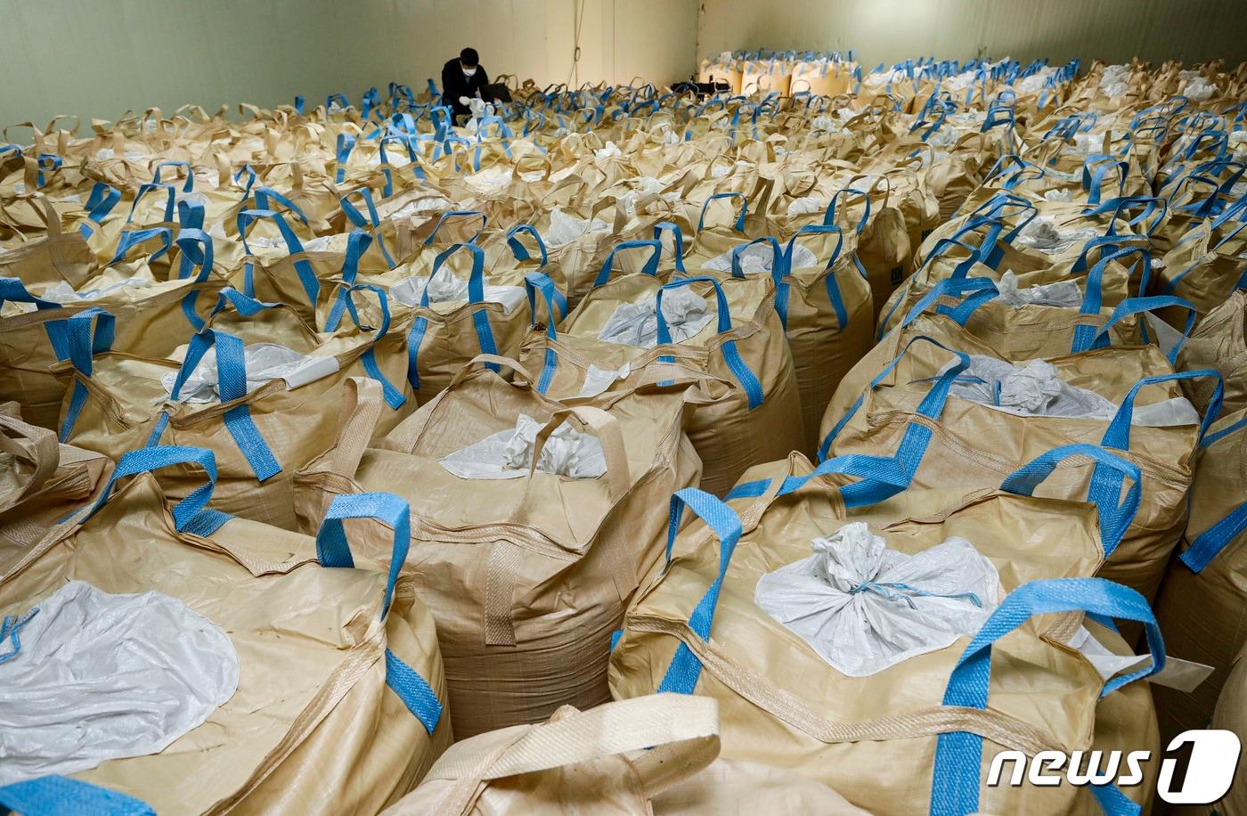 본문 이미지 -  사진은 이날 용인시 농협쌀조합공동사업법인 미곡종합처리장 저온창고에서 직원이 수매 후 보관 중인 쌀을 살펴보는 모습. 2023.4.4/뉴스1 ⓒ News1 김도우 기자