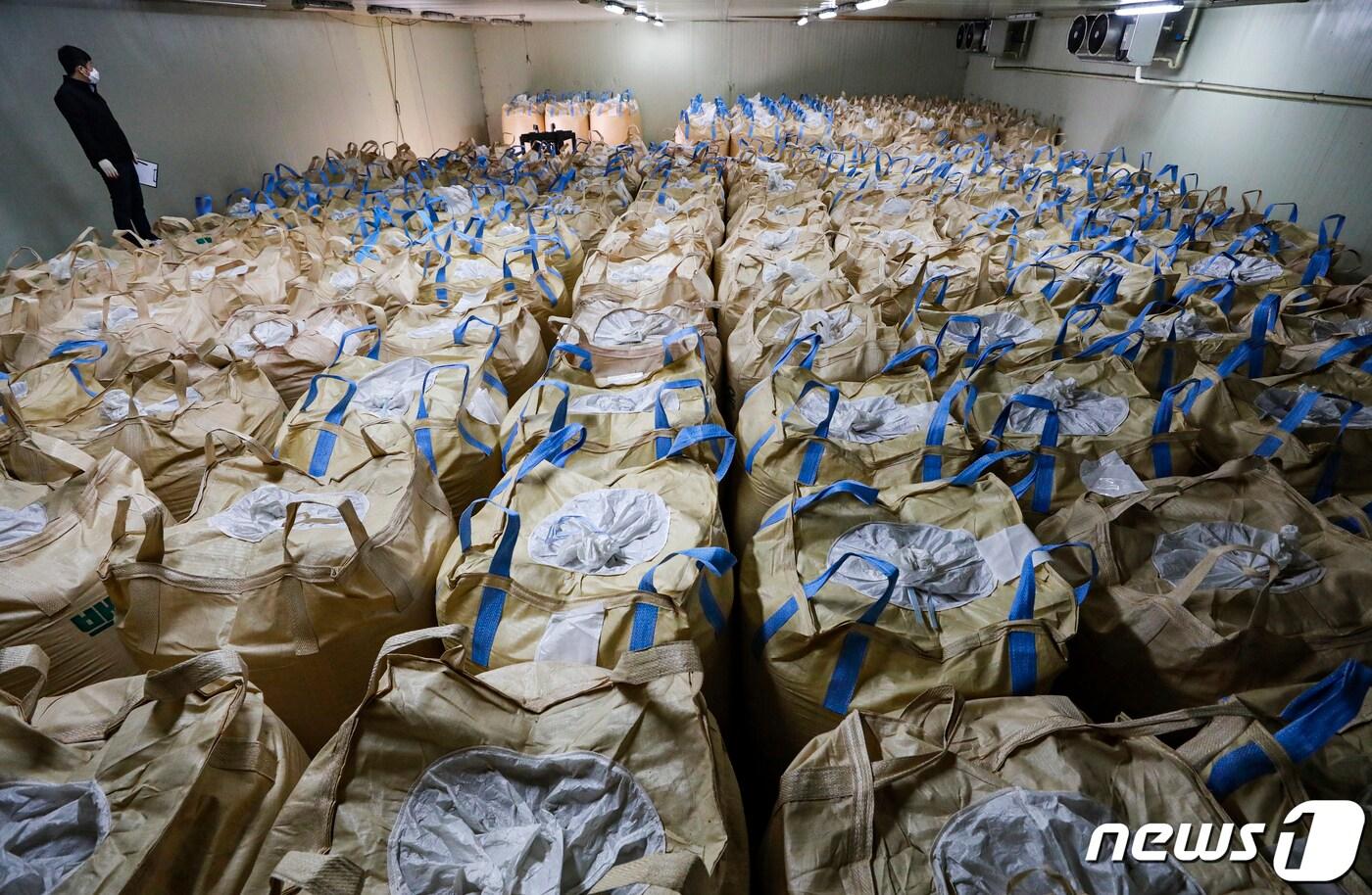 본문 이미지 - 용인시 농협쌀조합공동사업법인 미곡종합처리장 저온창고. ⓒ News1 김도우 기자