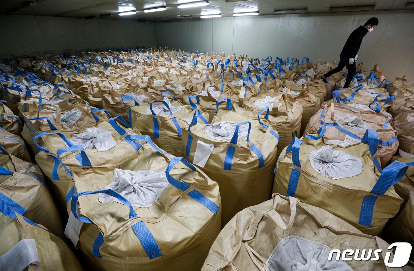 사진은 이날 용인시 농협쌀조합공동사업법인 미곡종합처리장 저온창고에서 직원이 수매 후 보관 중인 쌀을 살펴보는 모습. 2023.4.4/뉴스1 ⓒ News1 김도우 기자