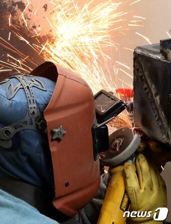 본문 이미지 - 근로자가 그라인더 작업하는 모습. (사진은 기사 내용과 직접 관련이 없음)  / 뉴스1 DB ⓒ News1