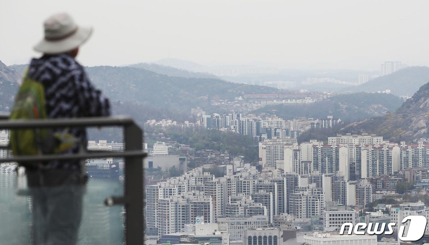 본문 이미지 -  서울 남산에서 바라본 아파트 단지 모습. 2023.4.4/뉴스1 ⓒ News1 김민지 기자