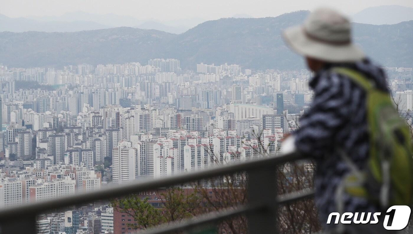 본문 이미지 - 서울 남산에서 바라본 아파트 단지 모습. 2023.4.4/뉴스1 ⓒ News1 김민지 기자