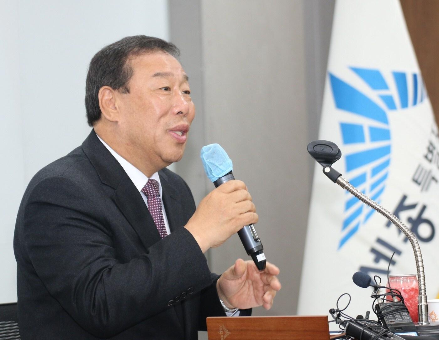 본문 이미지 -  4일 기자간담회를 진행하는 최민호 세종시장.  ⓒ 뉴스1 장동열 기자
