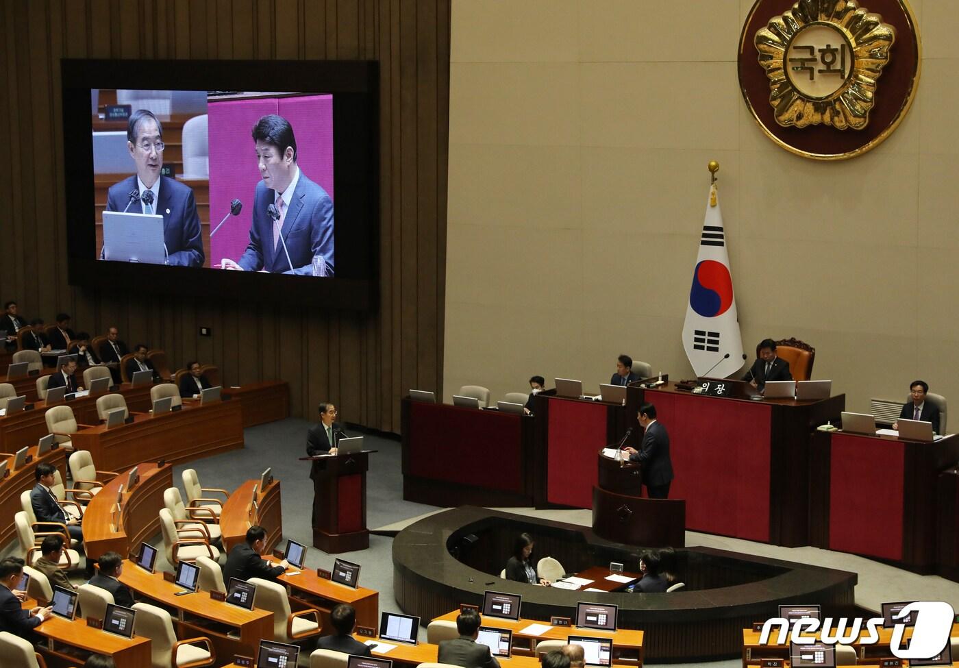 본문 이미지 - 한덕수 국무총리가 4일 서울 여의도 국회 본회의장에서 열린 제405회국회(임시회) 제2차 본회의 경제분야 대정부질문에서 강대식 국민의힘 의원의 질의에 답변하고 있다. 2023.4.4/뉴스1 ⓒ News1 송원영 기자