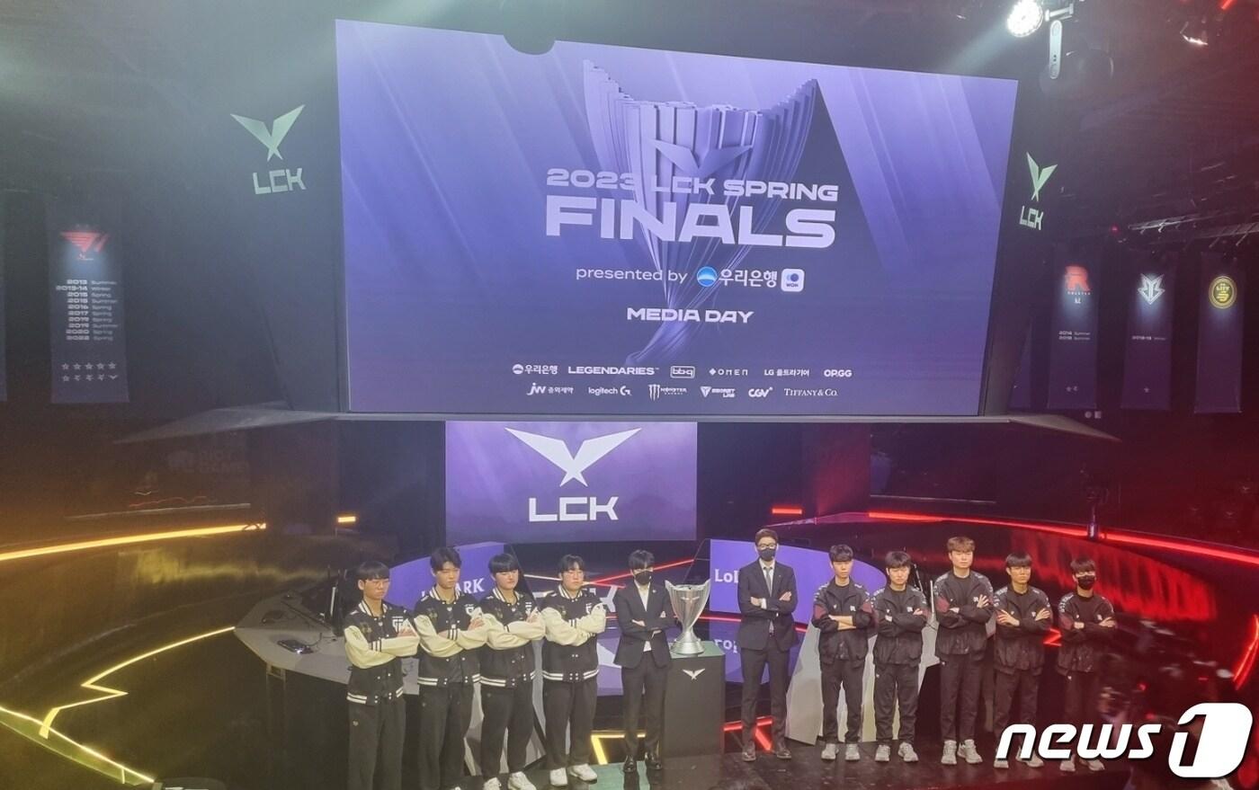 LCK 2023 미디어데이서 포즈를 취하고 있는 젠지e스포츠, KT롤스터 선수들 (박소은 기자)