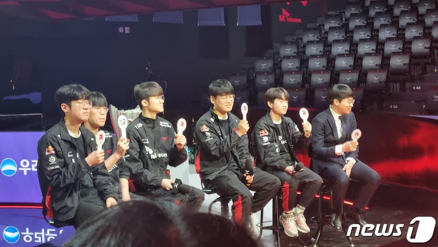 4일 LCK 미디어데이에서 T1 선수들이 결승전에 올라올 것 같은 팀을 지목하는 모습. 오너(본명 문현준) 선수를 제외하고는 모두 'KT 롤스터'를 꼽았다. (박소은 기자)