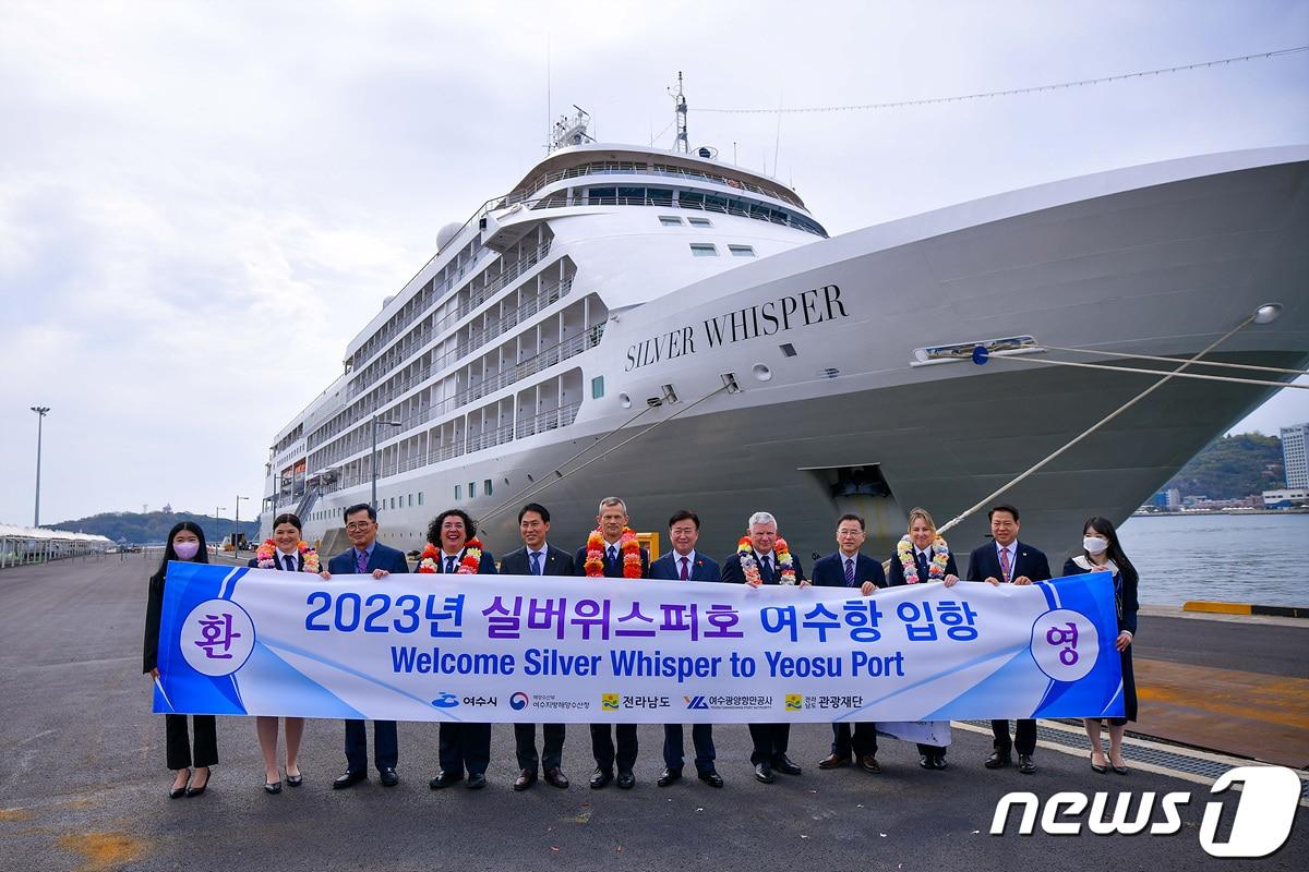 본문 이미지 - 전남 여수시는 4일 오전 여수항에서 국제크루즈선 '실버 위스퍼호' 입항식을 갖고 단체 기념사진을 찍고 있다.(여수시 제공)2023.4.4/뉴스1