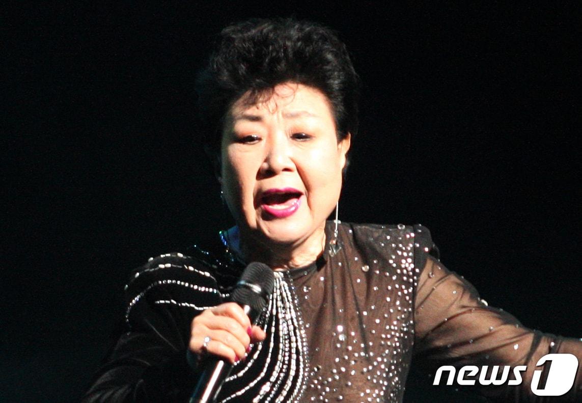 본문 이미지 - '밤안개'로 국민적인 사랑을 받은 가수 현미가 4일 별세했다. 사진은 현미가 지난 2017년 11월 경북 안동문화예술의전당 웅부홀에서 열린 '청춘음악극 그시절 그노래' 무대에 올라 '서울야곡'과 '밤안개'를 열창하고 있는 모습(뉴스1 DB)2023.4.4/뉴스1