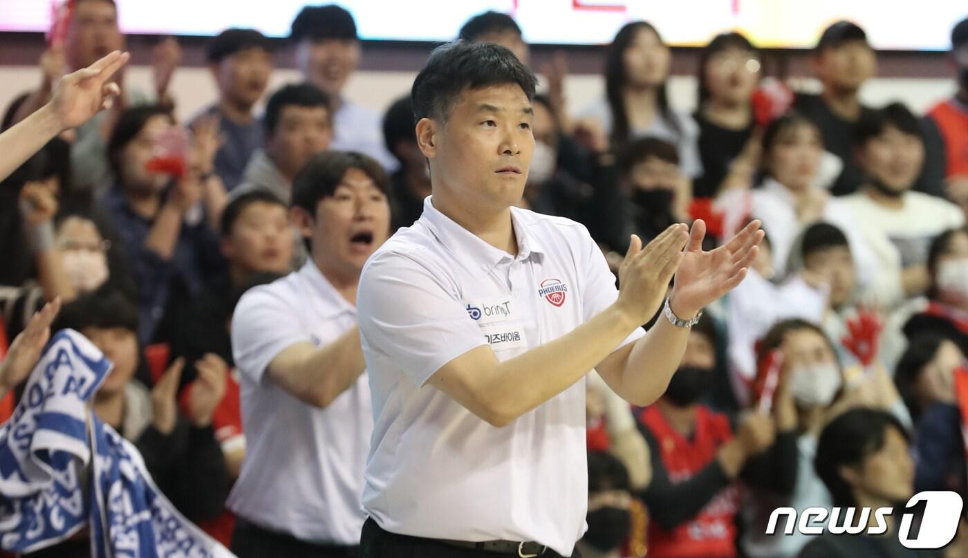 본문 이미지 - 4일 오후 울산 동천체육관에서 열린 'SKT 에이닷 프로농구 2022-2023 KBL' 6강 플레이오프 2차전 울산 현대모비스와 고양 캐롯의 경기에서 현대모비스 조동현 감독이 박수를 치고 있다. 2023.4.4/뉴스1 ⓒ News1 조민주 기자