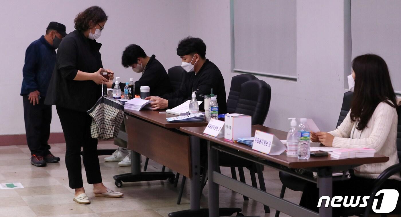 본문 이미지 - 4·5 재보궐선거 투표일인 5일 전북 전주시 서신동주민센터에 마련된 투표소에서 유권자들이 투표를 하고 있다. 2023.4.5/뉴스1 ⓒ News1 유경석 기자