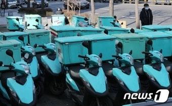 본문 이미지 -  서울 강남구 배민라이더스 남부센터에 배달용 오토바이들이 서있다. ⓒ News1 박세연 기자
