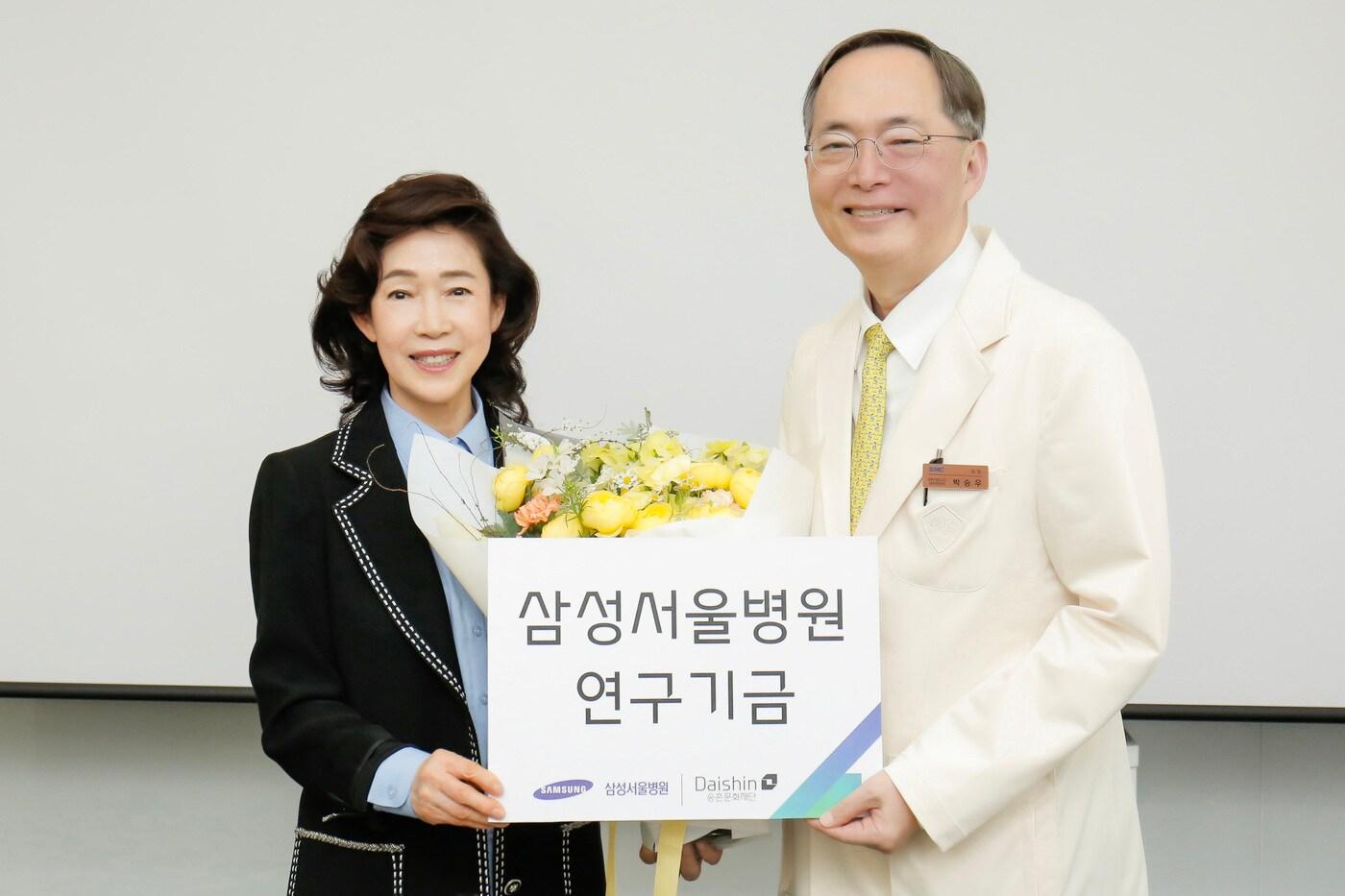 본문 이미지 - 이어룡 대신파이낸셜그룹 회장(왼쪽)과 박승우 삼성서울병원장이 서울시 일원동 삼성서울병원에서 후원금 전달식 기념촬영을 하고 있다.(대신증권 제공)