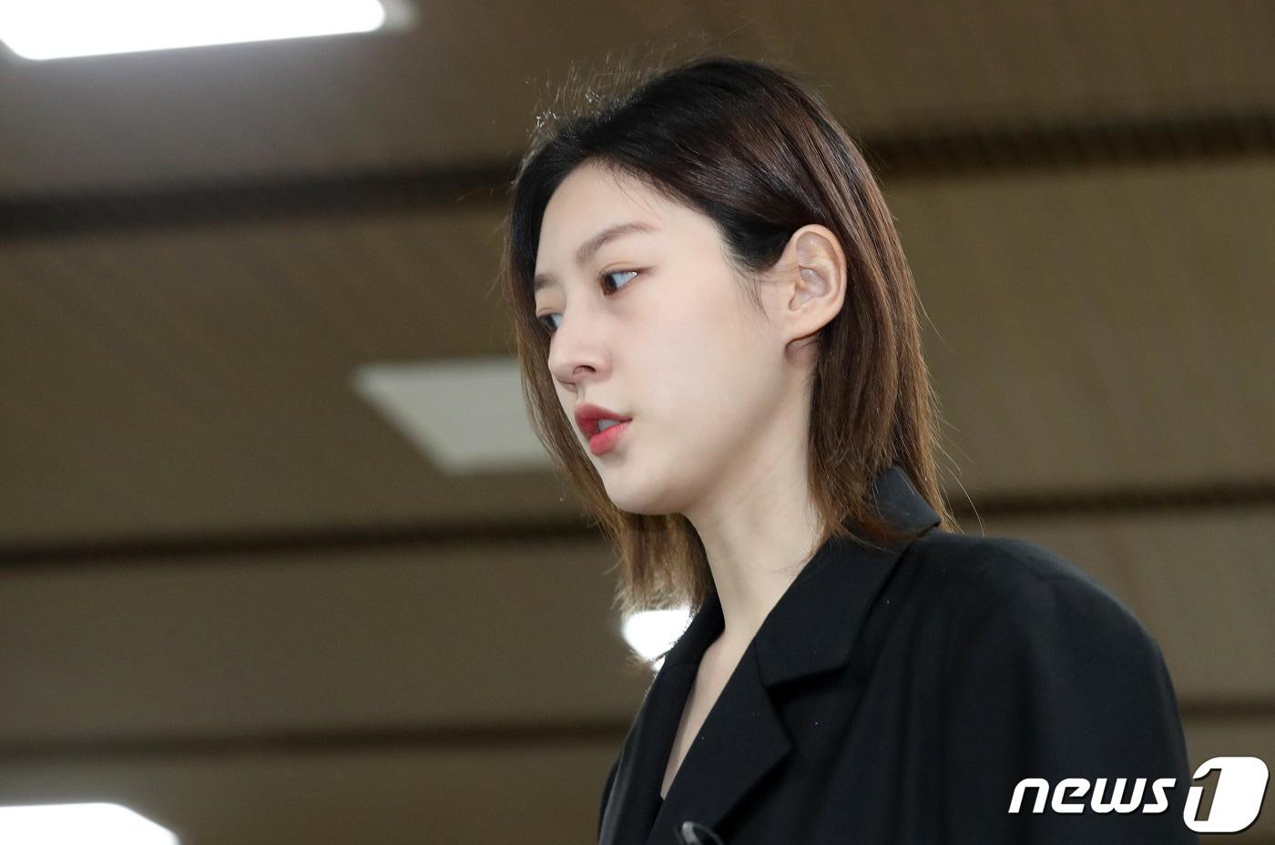 만취 상태로 음주운전을 하다가 사고를 낸 혐의로 재판에 넘겨진 배우 김새론이 5일 오전 서울 서초구 서울중앙지법에서 열린 도로교통법 위반(음주운전) 등 혐의 선고 공판에 출석하고 있다. 2023.4.5/뉴스1 ⓒ News1 박세연 기자