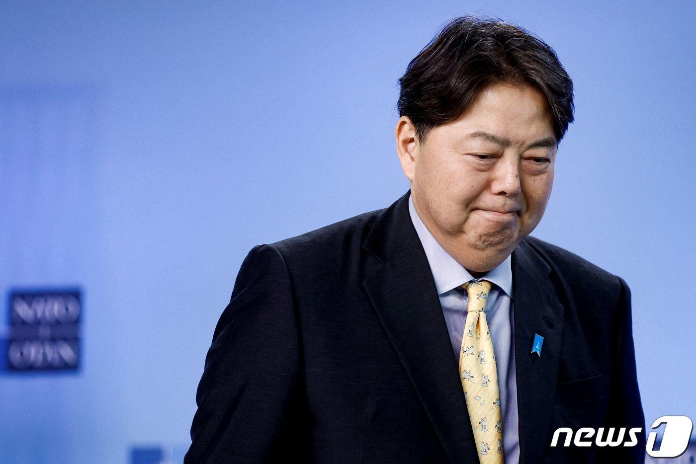 본문 이미지 - 하야시 요시마사 일본 외무이 4일(현지시간) 벨기에 브뤼셀 나토 본부에서 열린 나토 외교장관 회의 중 옌스 스톨텐베르그 나토 사무총장과 기자회견을 마친 뒤 떠나고 있다. ⓒ AFP=뉴스1 ⓒ News1 우동명 기자