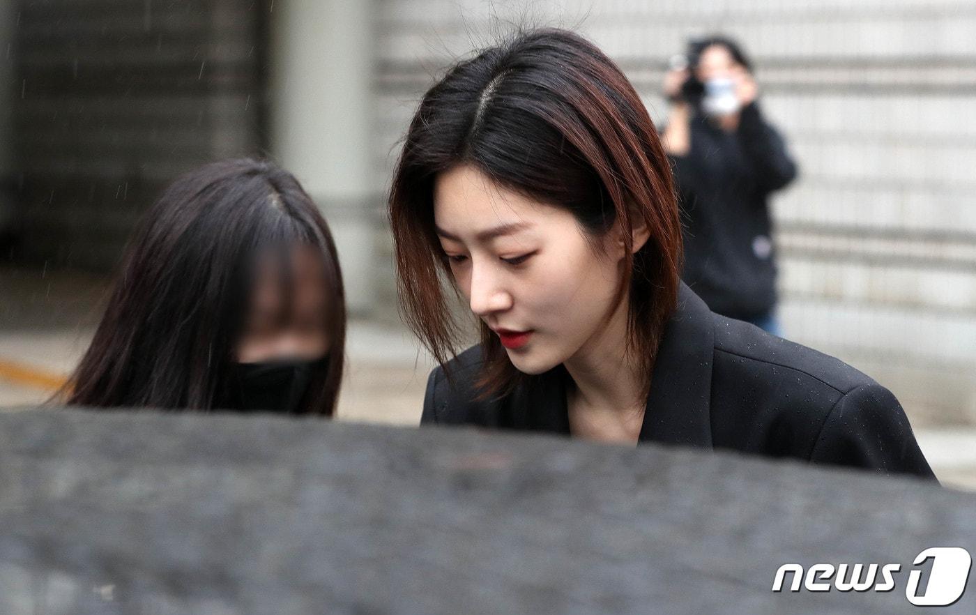 본문 이미지 - 만취 상태로 음주운전을 하다가 사고를 낸 혐의로 재판에 넘겨진 배우 김새론이 5일 오전 서울 서초구 서울중앙지법에서 열린 도로교통법 위반(음주운전) 등 혐의 선고 공판을 마치고 나서 차량에 오르고 있다. 이날 김새론은 벌금 2천만 원을 선고 받았다. 2023.4.5/뉴스1 ⓒ News1 박세연 기자