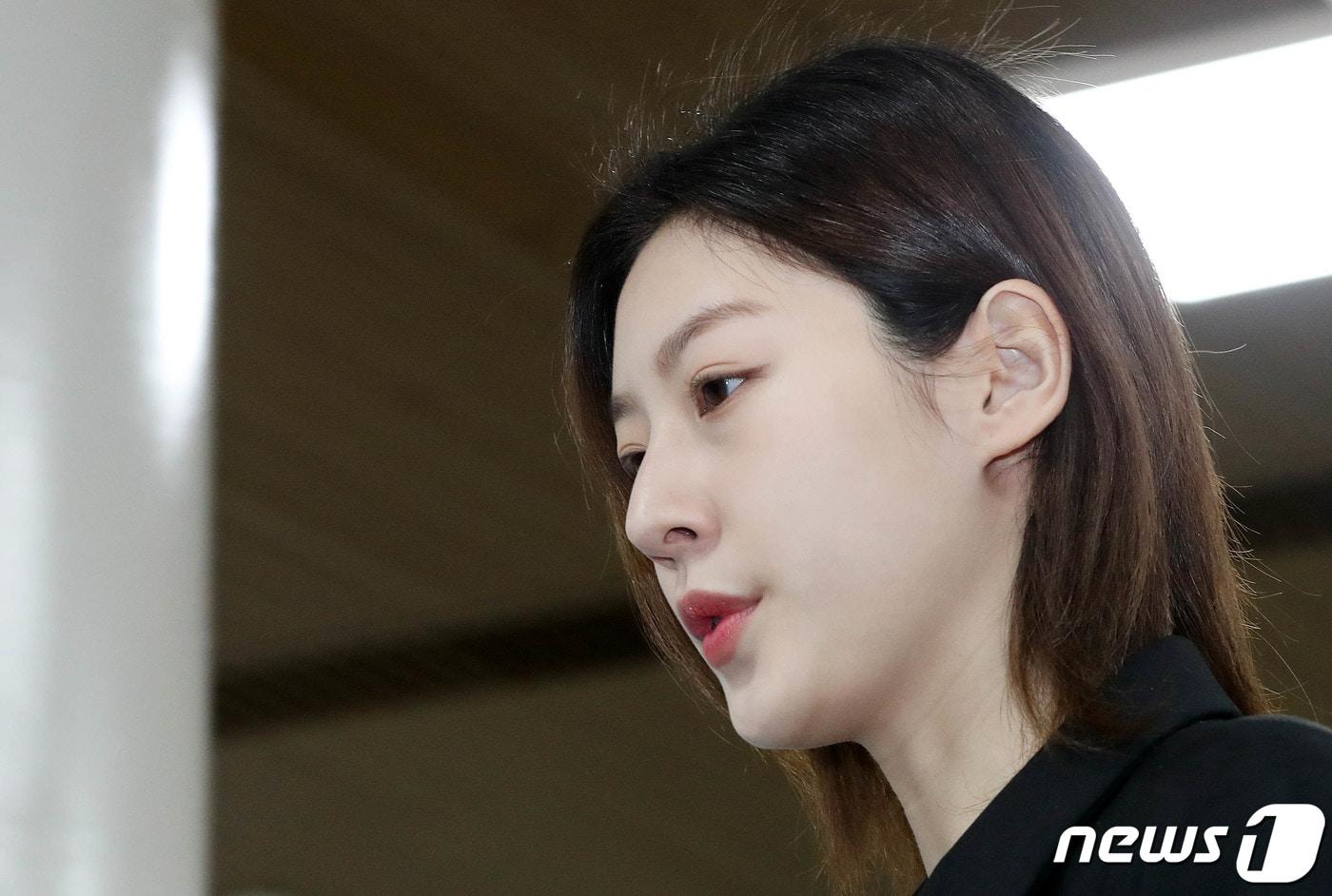 만취 상태로 음주운전을 하다가 사고를 낸 혐의로 재판에 넘겨진 배우 김새론이 지난 2023년 4월 5일 서울 서초구 서울중앙지법에서 열린 도로교통법 위반(음주운전) 등 혐의 선고 공판에 출석하고 있다. 2023.4.5/뉴스1 ⓒ News1 박세연 기자