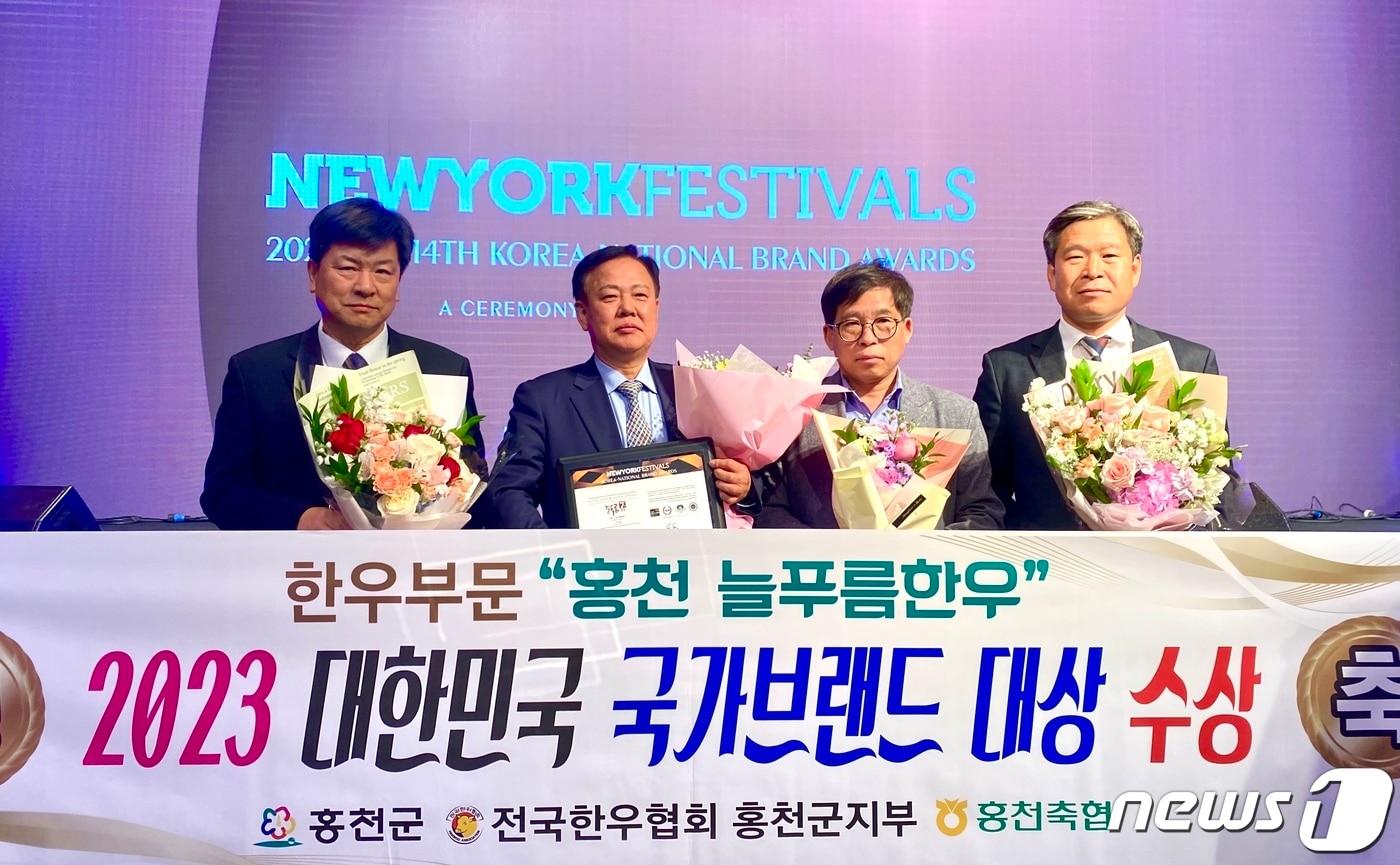 홍천군의 명품 브랜드인 ‘홍천 늘푸름한우’가 최근 대한민국 국가브랜드 한우부문 대상에 선정됐다.(홍천군 제공)/뉴스1