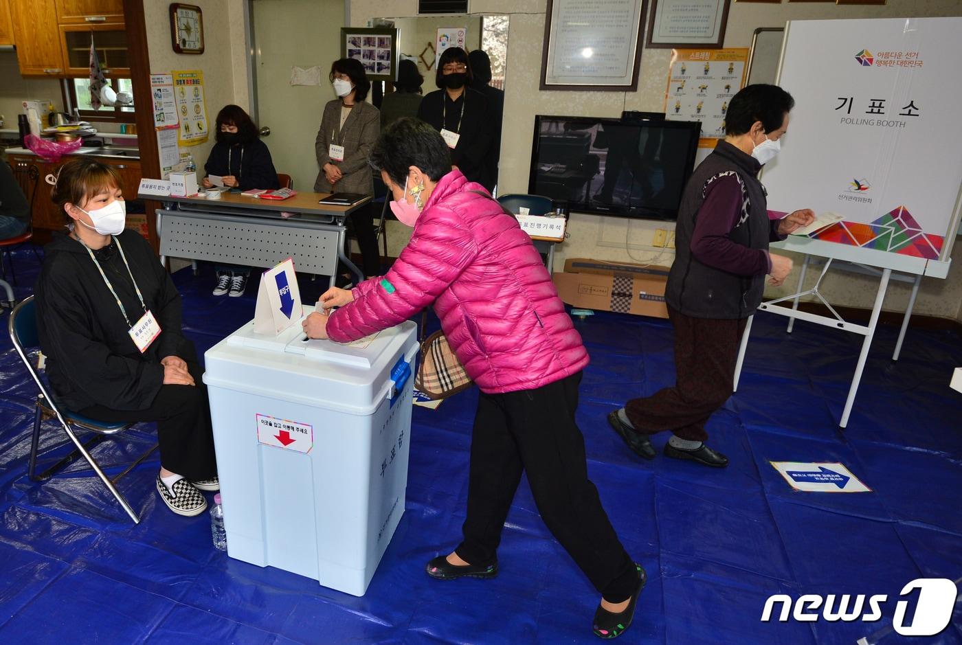 본문 이미지 - 4·5 재보궐선거 투표일인 5일 오전 경북 포항시 북구 나선거구인 신광 2투표소가 마련된 신광남부노인회관에서 유권자들이 소중한 한표를 행사하고 있다. 이번 포항시 나선거구 재선거에서는 시의원 한 명을 뽑는다.2023.4.5/뉴스1 ⓒ News1 최창호 기자