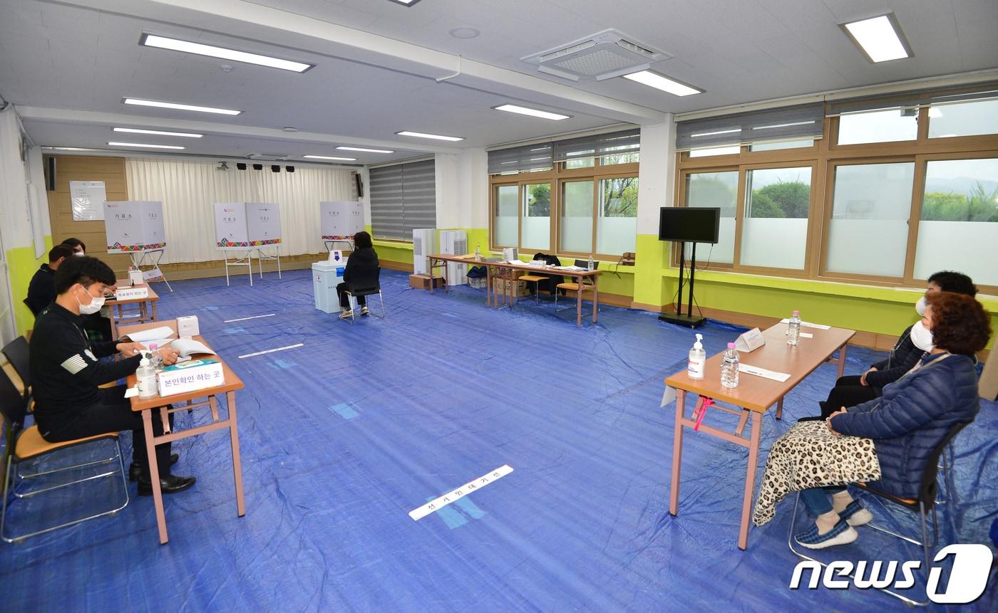 본문 이미지 - 4·5 재보궐선거 투표일인 5일 오전 경북 포항시 북구 나선거구인 신광 1투표소가 마련된 신광중학교에 유권자들의 발길이 뜸하다. 2023.4.5/뉴스1 ⓒ News1 최창호 기자
