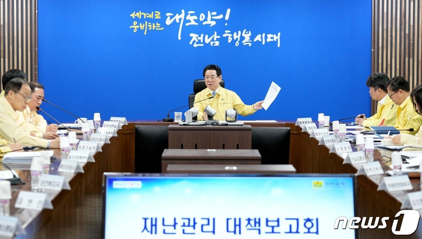 본문 이미지 - 김영록 전라남도지사가 5일 오전 전남도청 재난종합상황실에서 실·국장들이 참석한 가운데 재난관리 대책보고회를 주재하고 대책 보고 현황 청취 및 토의를 하고 있다. (전남도 제공) 2023.4.5/뉴스1