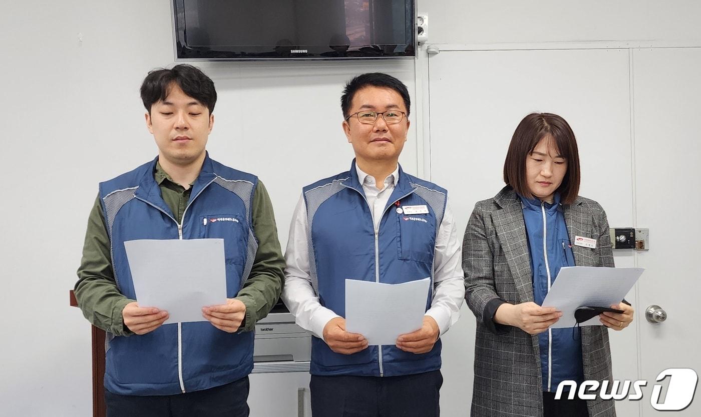 본문 이미지 - 5일 충북 보은군 공무원노조가 기자회견을 열고 공무원을 폭행한 악성 민원인의 엄중한 처벌을 촉구하고 있다.(보은군 제공)2023.4.5/뉴스1