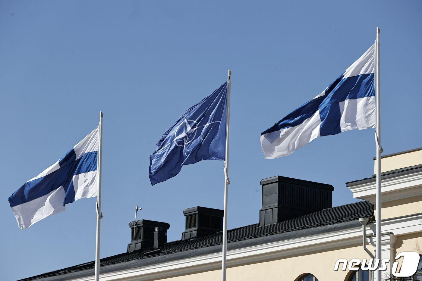 4일(현지시간) 나토의 31번째 회원국으로 정식 가입한 핀란드 헬싱키의 외무부에 핀란드 국기와 나토 기가 게양되어 있다. ⓒ AFP=뉴스1 ⓒ News1 우동명 기자