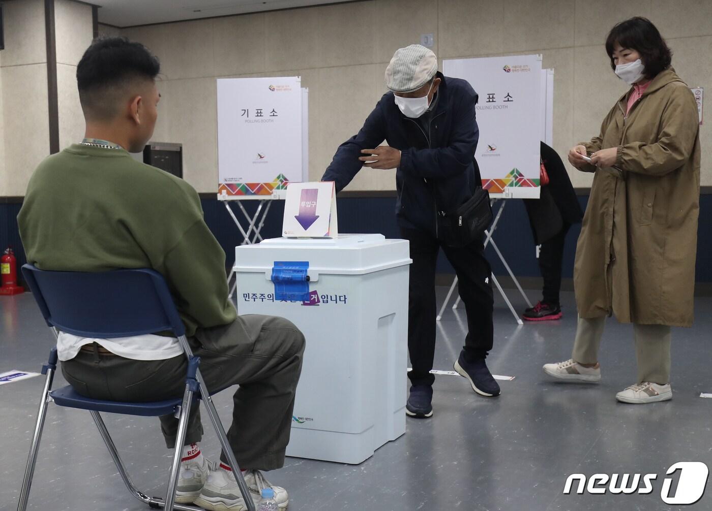 본문 이미지 - 4·5 재보궐선거 투표일인 5일 울산 중구 우정동행정복지센터 2층에 마련된 우정동 제1투표소에서 한 유권자가 투표를 하고 있다. 2023.4.5/뉴스1 ⓒ News1 조민주 기자