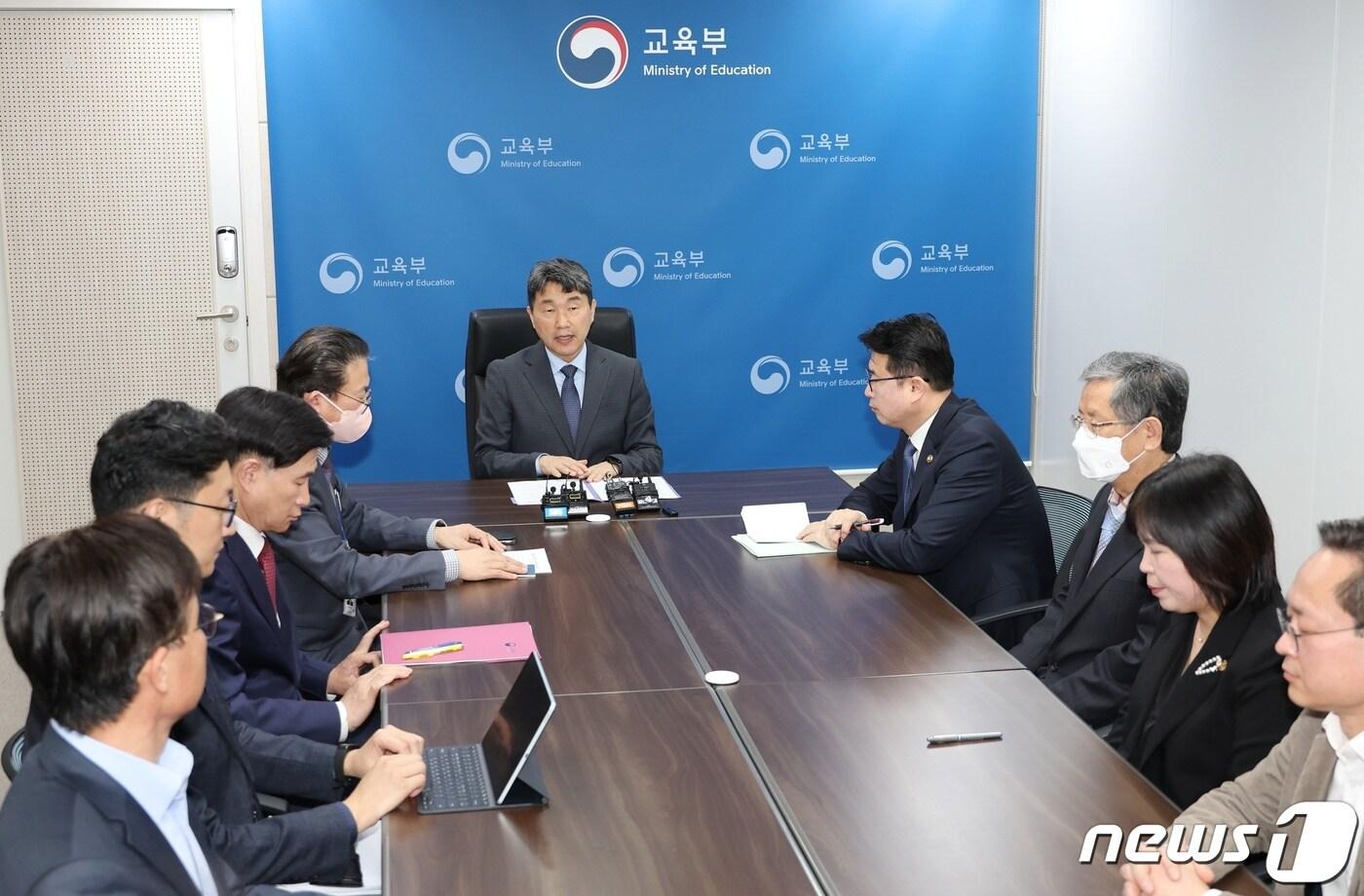 본문 이미지 - 이주호 사회부총리 겸 교육부 장관이 지난 5일 서울 영등포구 한국교육시설안전원에서 열린 사교육비 경감 정책토론회에서 발언하고 있다. (교육부 제공) 2023.4.5/뉴스1