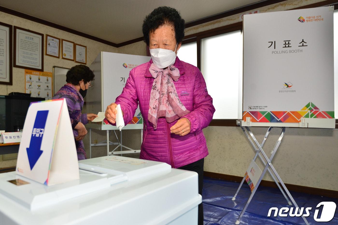 본문 이미지 - 4·5 재·보궐선거일인 5일 오전 경북 포항시 북구 나선거구 신광 2투표소가 마련된 신광남부노인회관에서 한표를 행사하고 있다. 이번 포항시 나선거구 재선거에서는 시의원 한명을 뽑는다.2023.4.5/뉴스1 ⓒ News1 최창호 기자