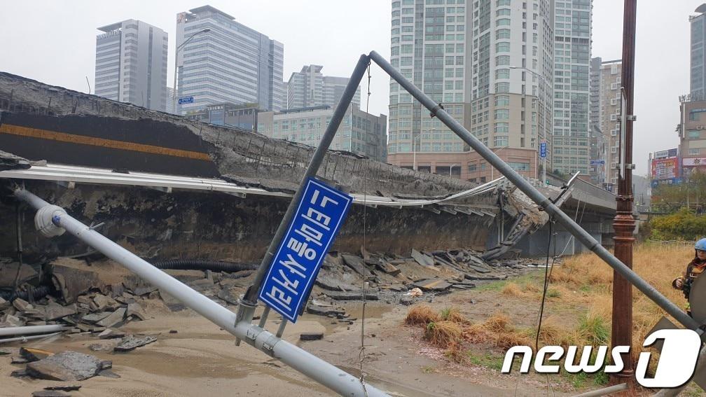 본문 이미지 - 5일 오전 9시45분쯤 경기 성남시 분당구 정자동에 있는 정자교 인도 부분이 무너져 내리면서 이곳을 지나던 행인 1명이 숨지고 1명이 중상을 입었다. 사진 독자제공./