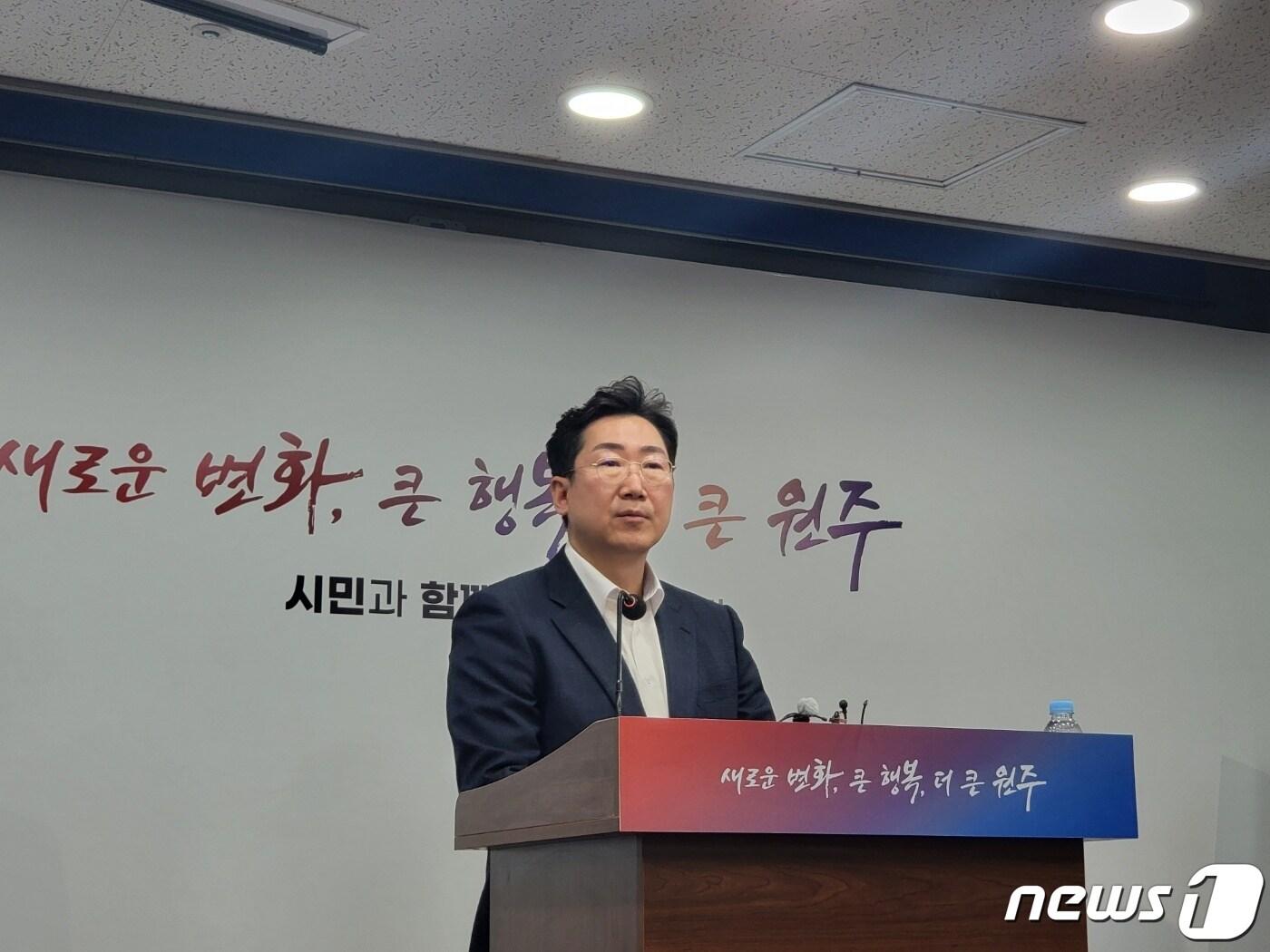 본문 이미지 - 원강수 강원 원주시장이 5일 오전 11시 시청 브리핑룸에서 정례브리핑을 열고 동부순화도로 미 개통 구간에 대한 공사를 올해 상반기 착공하겠다는 입장을 발표하고 있다. 2023.4.5/뉴스1 신관호 기자