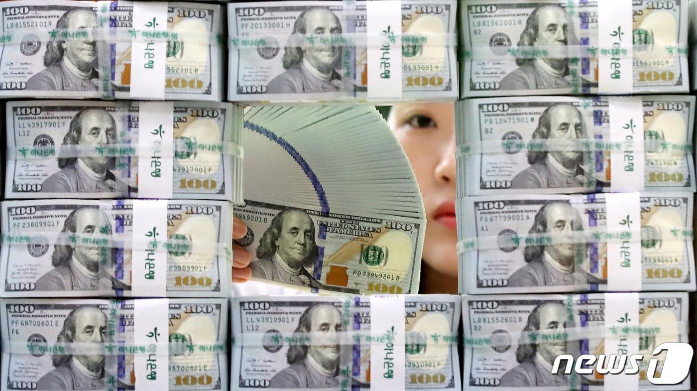 5일 서울 중구 하나은행 명동점 위변조대응센터에서 직원이 달러화를 정리하고 있다. 2023.4.5/뉴스1 ⓒ News1 박지혜 기자