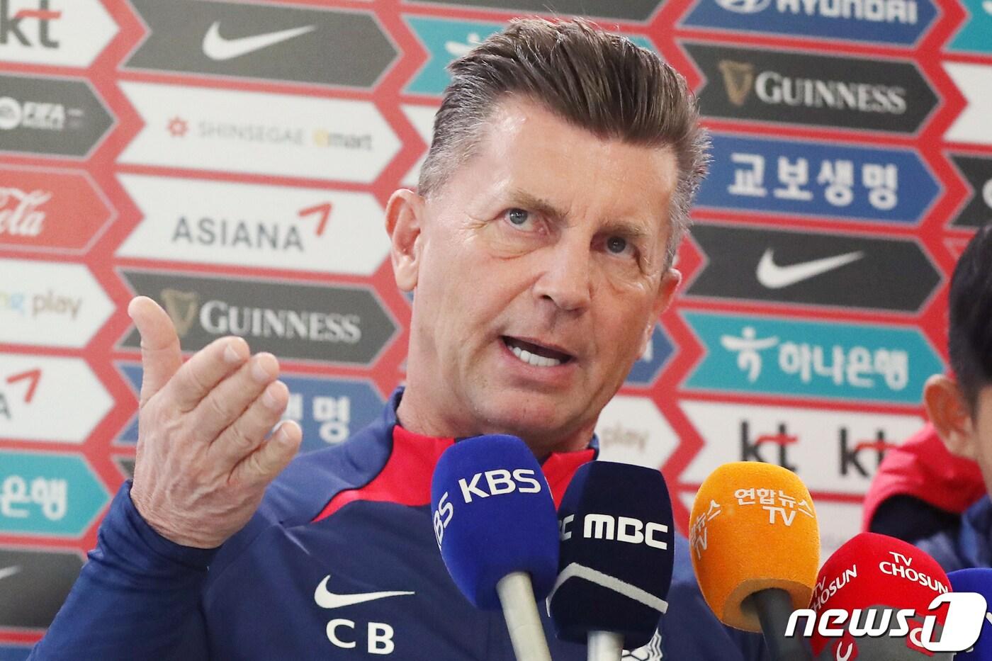 본문 이미지 - 콜린 벨 대한민국 여자 축구 국가대표팀 감독이 5일 오전 경기도 파주 축구국가대표트레이닝센터(NFC)에서 훈련을 앞두고 취재진과 인터뷰를 하고 있다. 2023.4.5/뉴스1 ⓒ News1 민경석 기자