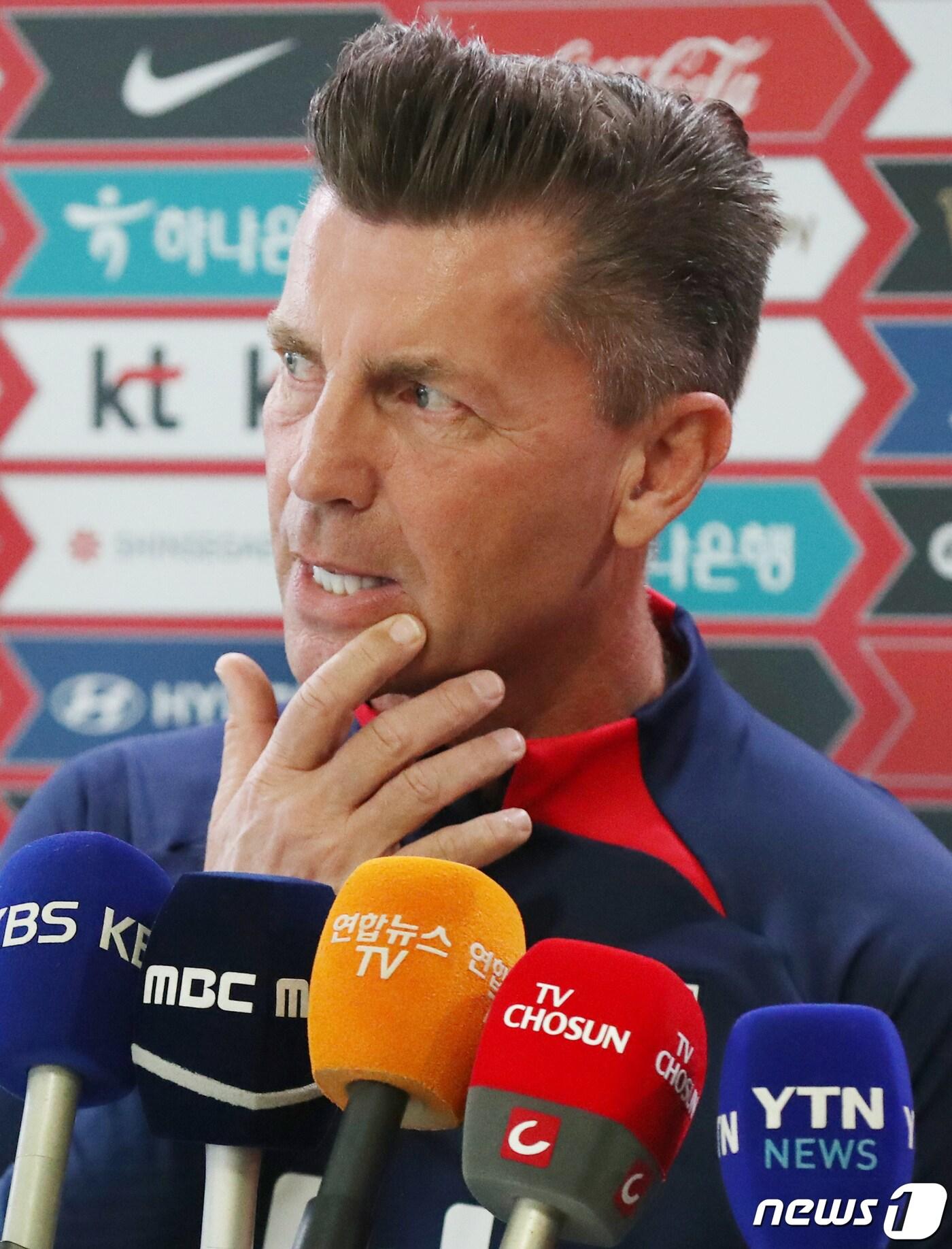 본문 이미지 - 콜린 벨 대한민국 여자 축구 국가대표팀 감독이 5일 오전 경기도 파주 축구국가대표트레이닝센터(NFC)에서 훈련을 앞두고 취재진과 인터뷰를 하고 있다. 2023.4.5/뉴스1 ⓒ News1 민경석 기자