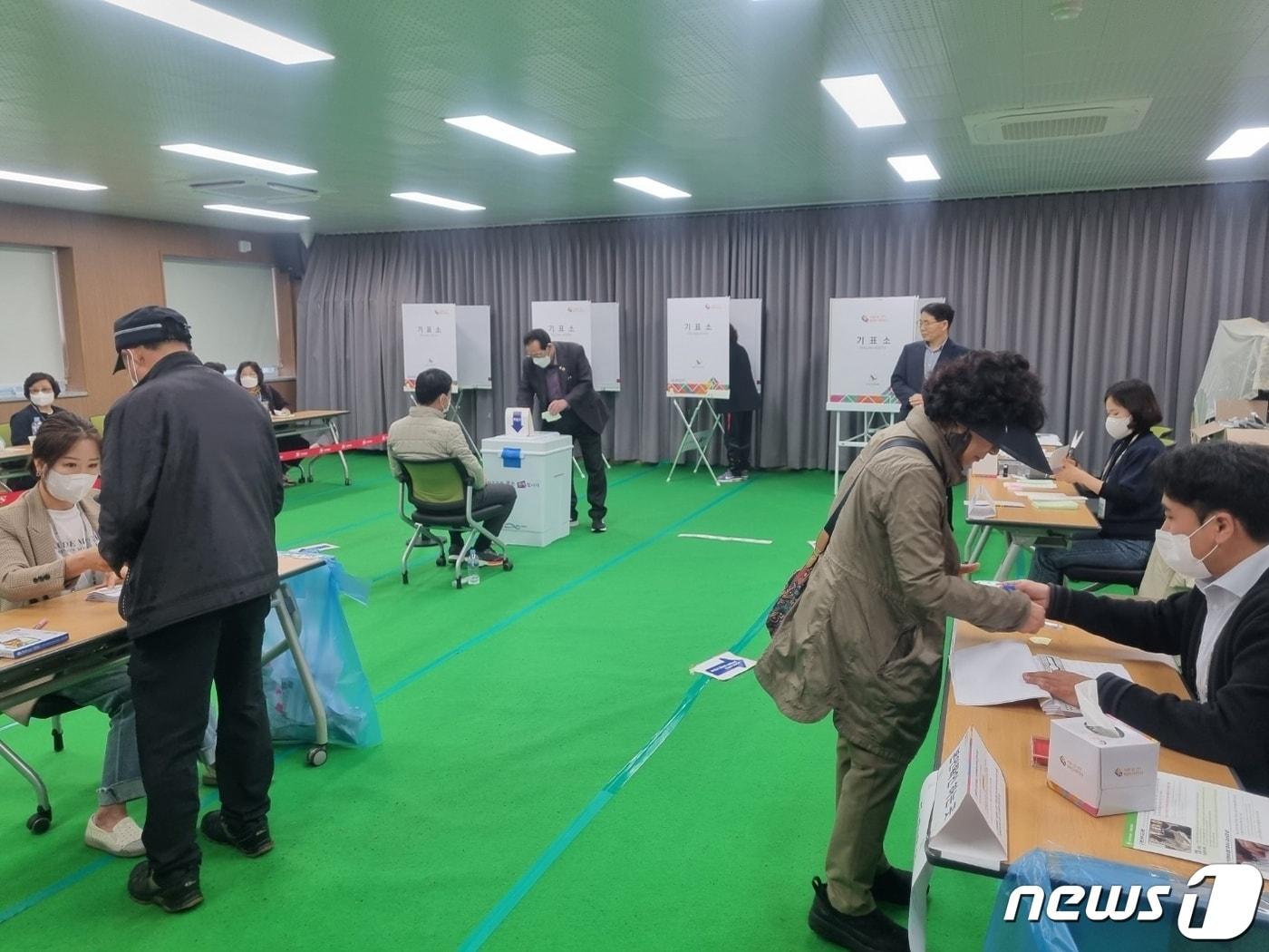 본문 이미지 - 창녕문화원 별관에 마련된 창녕읍 제2투표소에서 5일 오전 유권자들이 투표하고 있다./뉴스1 이현동 기자