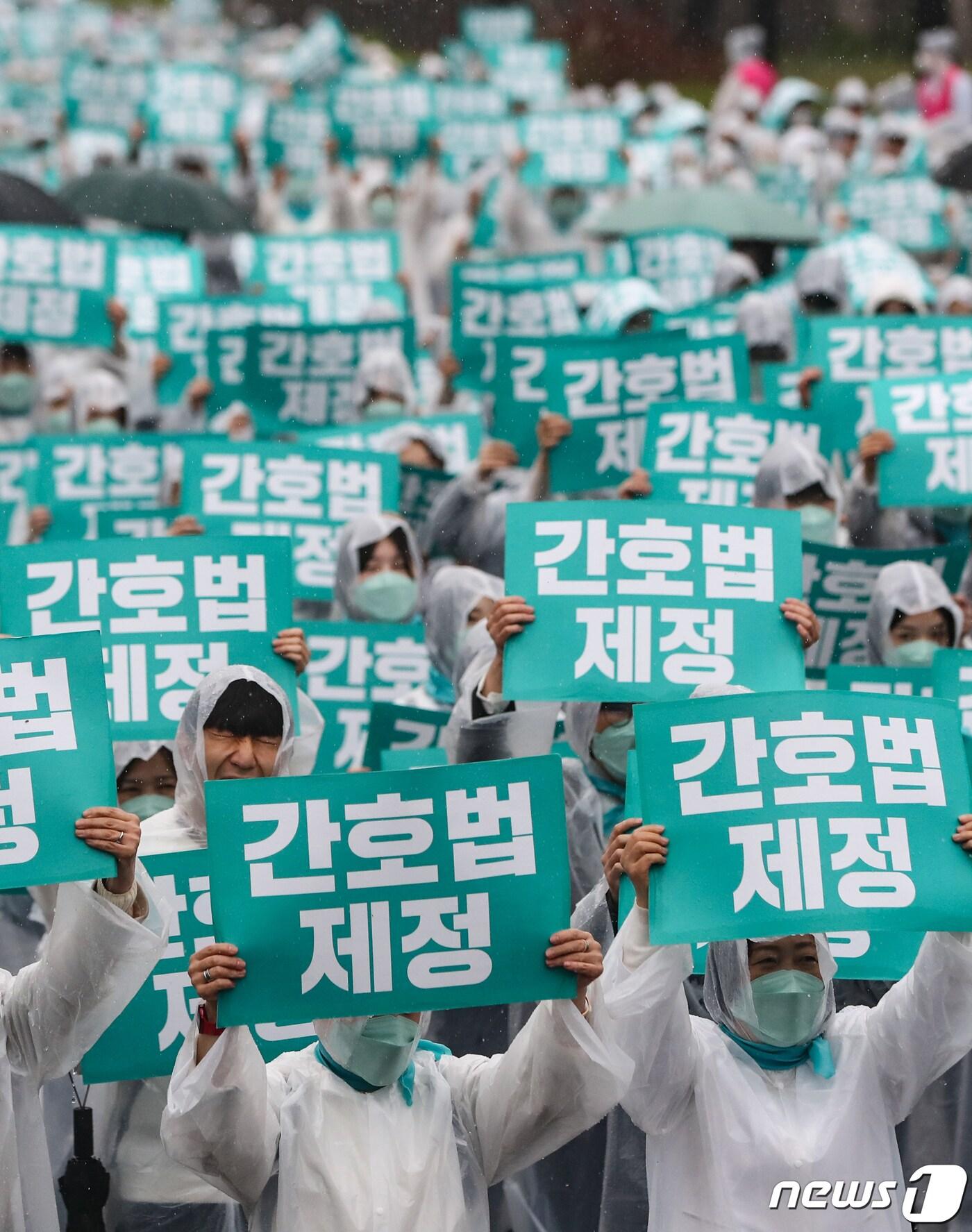 본문 이미지 - 5일 서울 여의도 국회 앞 의사당대로에서 열린 간호법 국회 통과 촉구 수요한마당에서 참석자들이 '간호법 제정' 피켓을 들어 보이고 있다. 2023.4.5/뉴스1 ⓒ News1 허경 기자