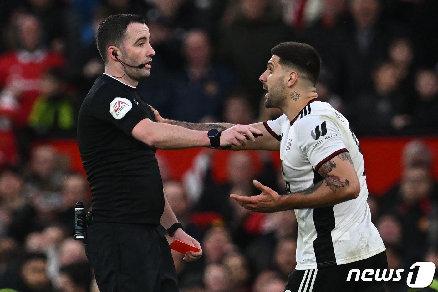 심판을 밀쳐 8경기 중징계를 받은 미트로비치 ⓒ AFP=뉴스1