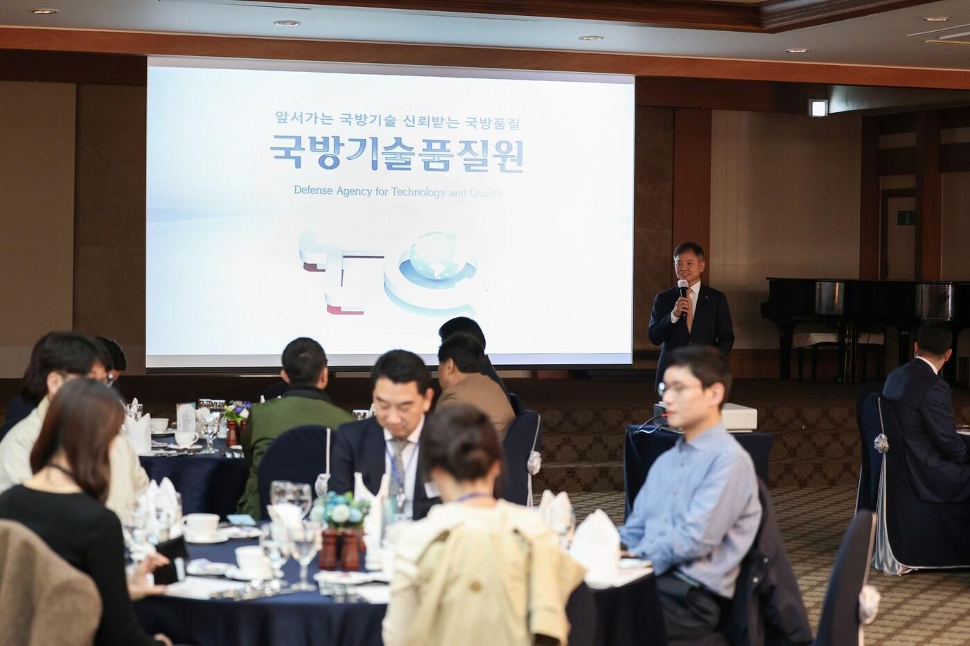 본문 이미지 - 허건영 국방기술품질원장이 5일 국방부 출입기자단에 업무 추진방향 등을 설명하고 있다.(기품원 제공)