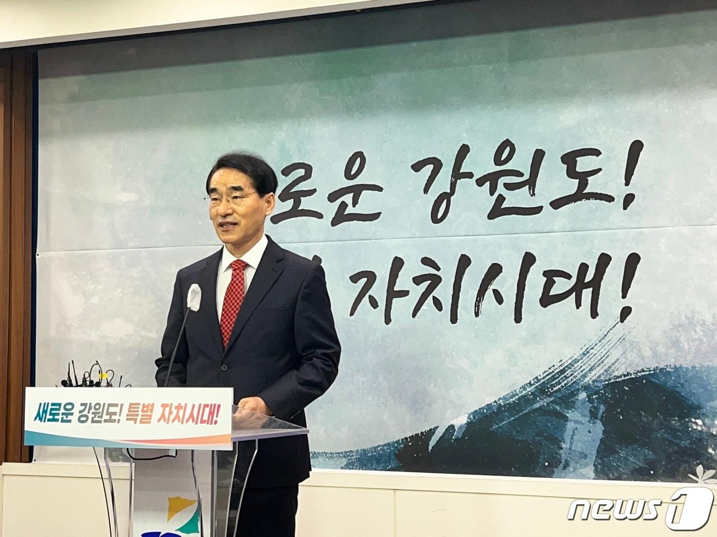 본문 이미지 - 김명선 강원도 행정부지사가 5일 도청브리핑룸에서 기자회견을 열고 제2청사 설치관련 조직개편 방안에 대해 발표하고 있다.2023.4.5 한귀섭 기자