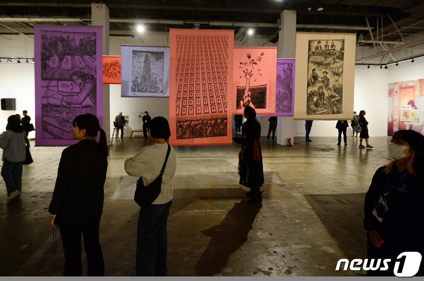 제14회 광주비엔날레 개막을 이틀 앞둔 5일 광주 북구 용봉동 비엔날레전시관에서 열린 프레스오픈에서 언론, 문화 관계자들이 작품을 살펴보고 있다. '물처럼 부드럽고 여리게'를 주제로 한 이번 비엔날레는 7일부터 7월9일까지 광주비엔날레전시관과, 국립광주박물관, 호랑가시 아트폴리곤 등지에서 열린다. 2023.4.5/뉴스1 ⓒ News1 이승현 기자