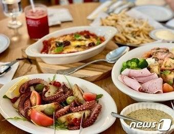 본문 이미지 - 청담동에 문을 연 시몬스 퍼블릭마켓에서 구운 통영산 문어와 수미감자 등 메뉴를 맛보고 있다. ⓒ이민주 기자