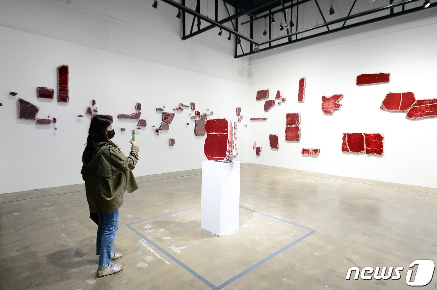 본문 이미지 - 제14회 광주비엔날레 개막을 이틀 앞둔 5일 광주 북구 용봉동 비엔날레전시관에서 열린 프레스오픈에서 언론, 문화 관계자가 작품을 살펴보고 있다.2023.4.5/뉴스1 ⓒ News1 이승현 기자