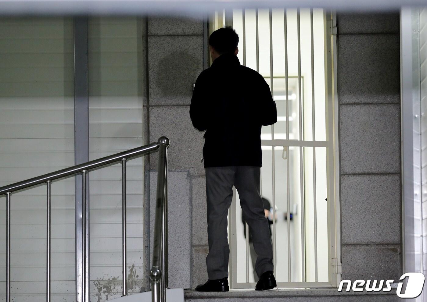 수서경찰서 관계자가 5일 서울 강남구 수서경찰서에서 강남 납치·살해사건의 배후로 의심받는 코인업계 관계자 부부 중 남편 유모씨(40대)를 체포해 호송한 뒤 철문을 잠그고 있다. 경찰 이날 오후 3시5분쯤 경기 용인시에서 P코인의 홍보 관련 업무를 담당했던 유씨를 강도 살인 교사 혐의로 체포했다고 밝혔다. 2022.4.5/뉴스1 ⓒ News1 장수영 기자